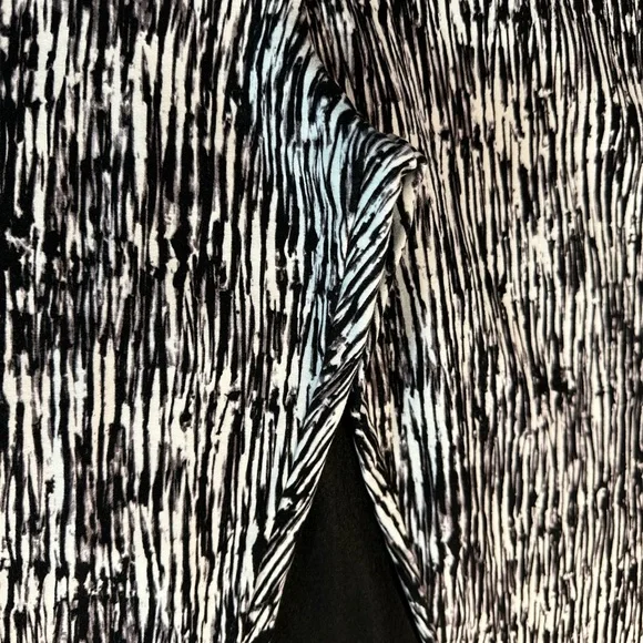 Slim Factor by Investments Black and White Vertical Abstract Patterned Leggings - Picture 2 of 4